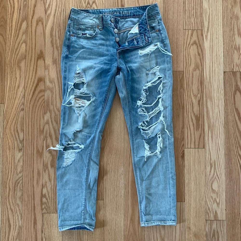 American Eagle tomgirl distressed jeans